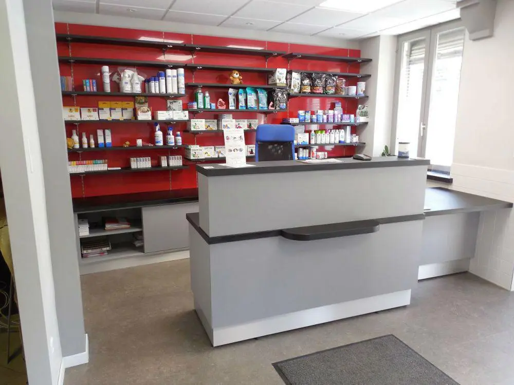 Banque d’accueil sur mesure en bois stratifié, réalisée par Ébénisterie Sornay Cédric, artisan agenceur à Sens dans l’Yonne