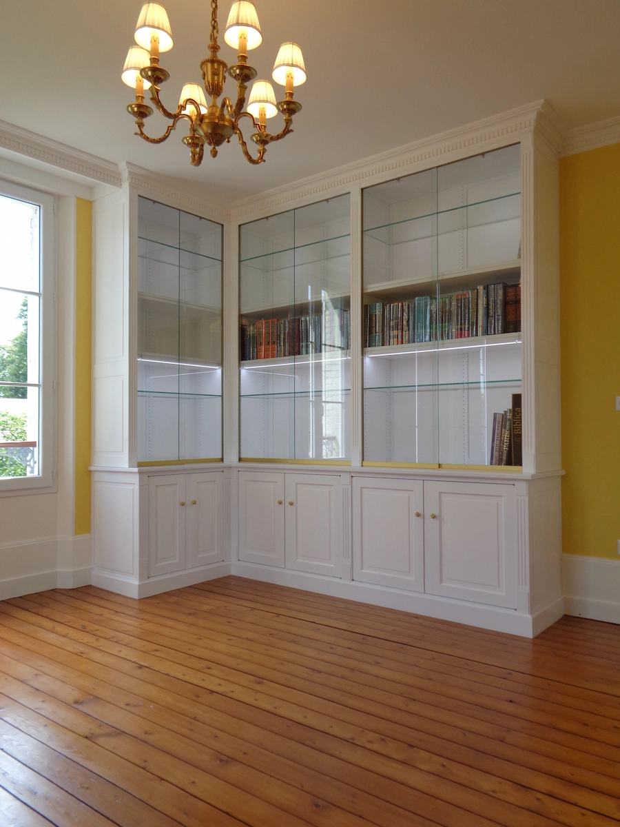 Bibliothèque d’angle sur mesure avec vitrines et rangements bas, fabriquée par un menuisier agenceur à Sens dans l’Yonne