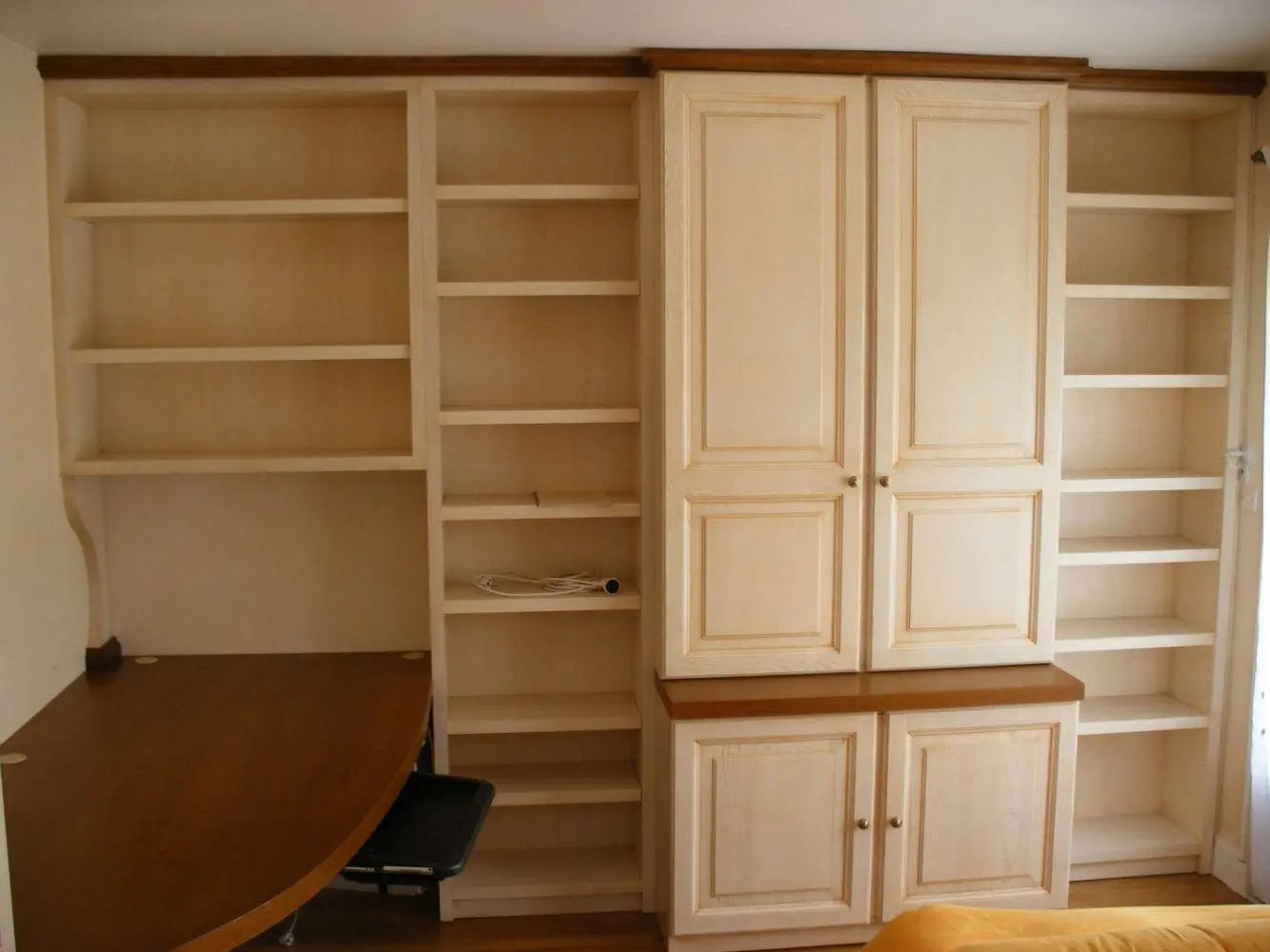 Bibliothèque et bureau sur mesure en bois clair avec rangements, conçus par Ébénisterie Sornay Cédric, artisan agenceur et menuisier à Sens dans l’Yonne