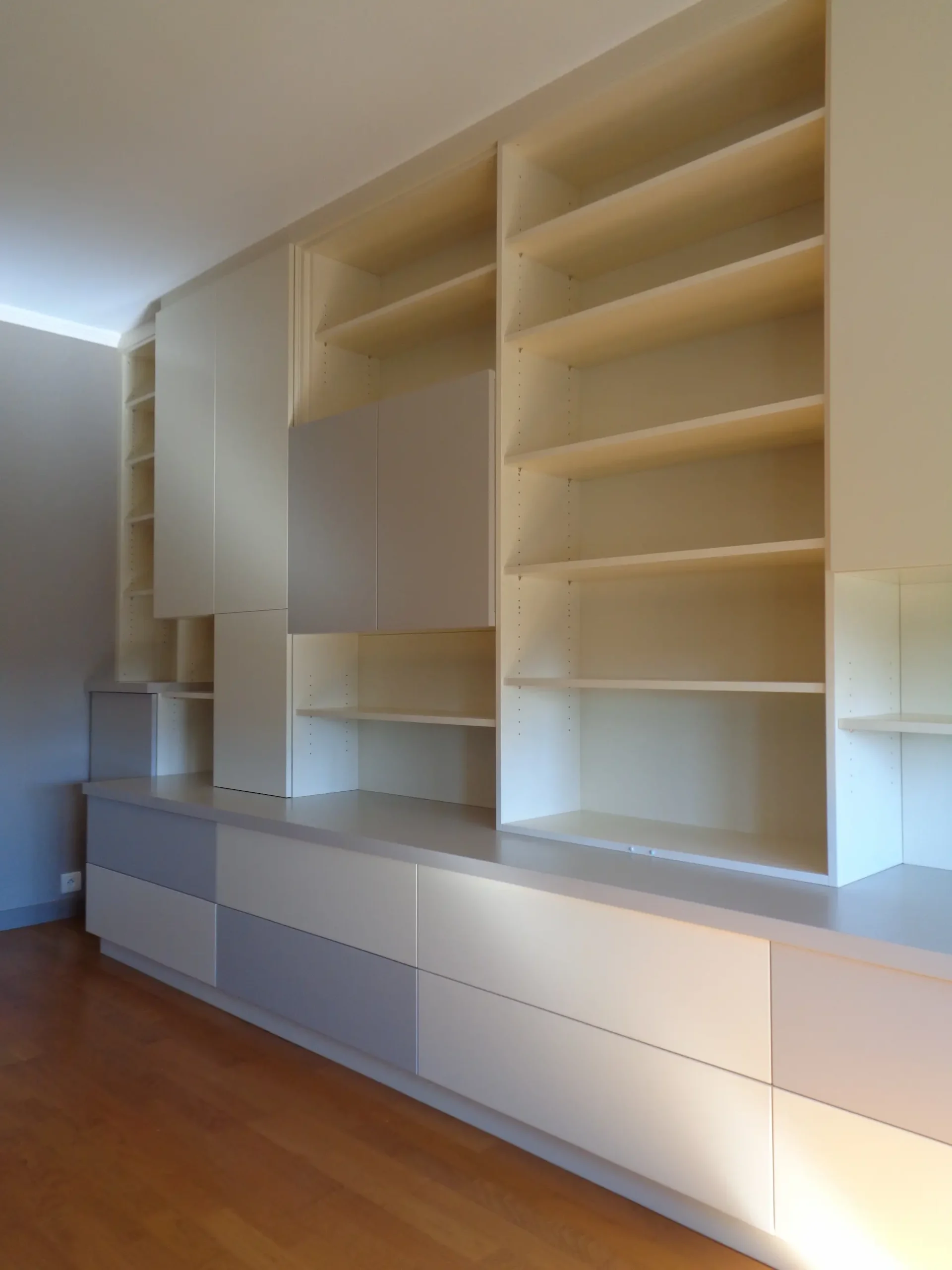 Bibliothèque sur mesure laquée blanc mat et gris clair, conçue par Ébénisterie Sornay Cédric, agenceur menuisier à Sens dans l’Yonne