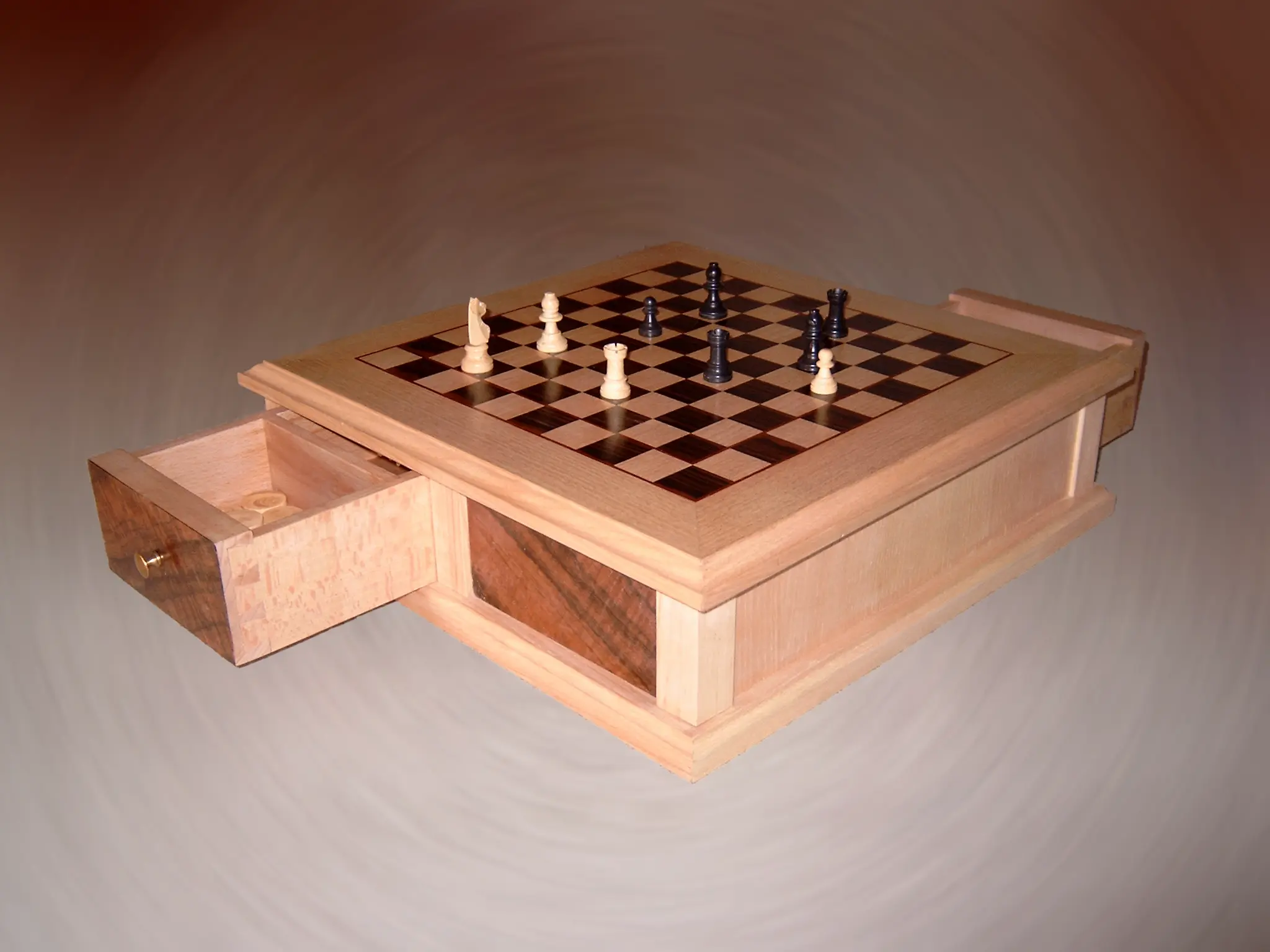 Boîte à jeux d’échecs et de dames en bois massif réalisée par Ébénisterie Sornay Cédric, artisan ébéniste à Sens dans l’Yonne