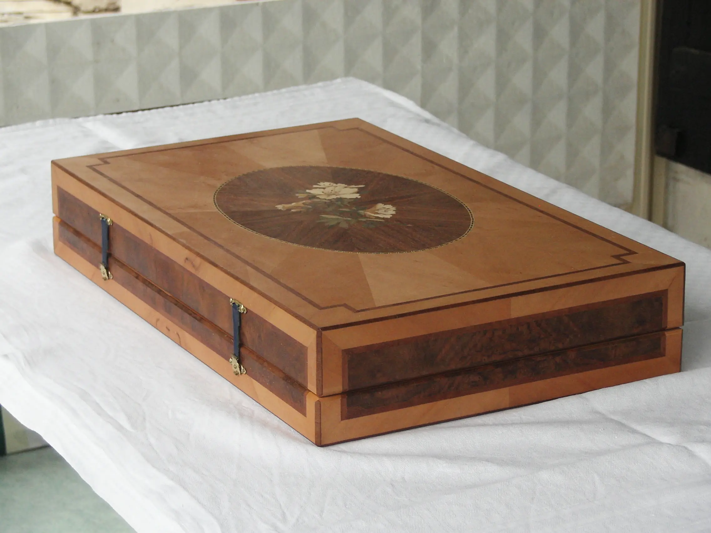 Boîte ménagère marquetée en bois précieux avec motif floral, fabriquée par Ébénisterie Sornay Cédric, artisan ébéniste à Sens dans l’Yonne