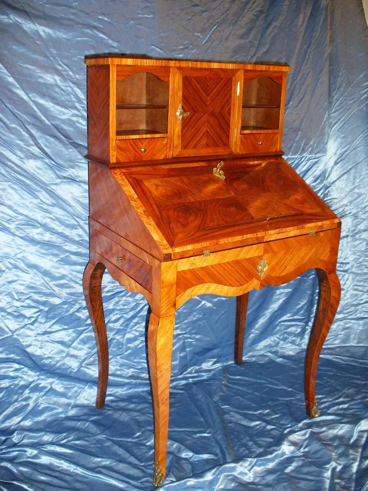 Bonheur du jour de style Louis XV en bois de rose restauré par Ébénisterie Sornay Cédric, artisan ébéniste à Sens dans l’Yonne