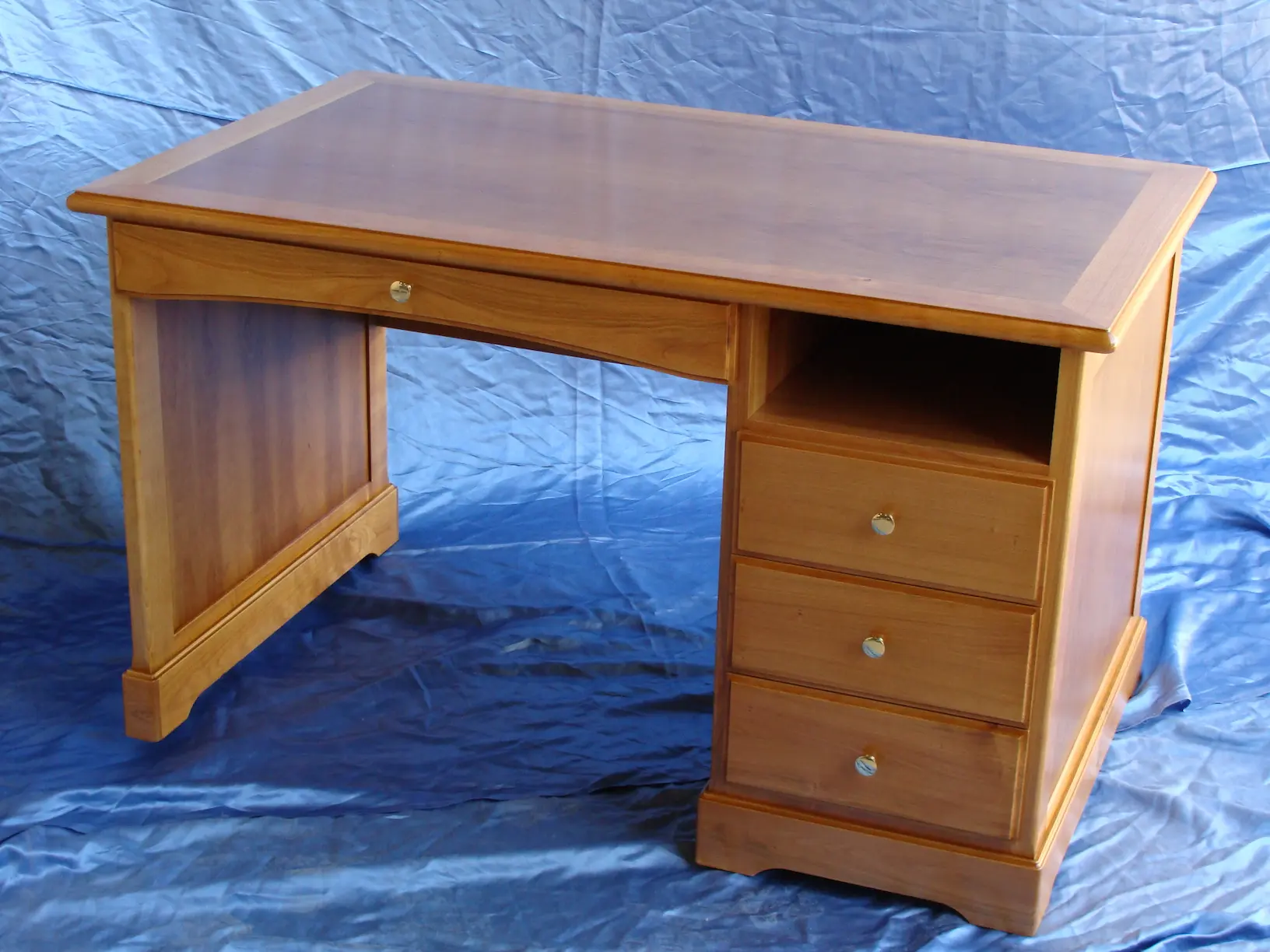 Bureau en merisier massif avec plateau encadré et tiroirs, réalisé par Ébénisterie Sornay Cédric, artisan ébéniste à Sens dans l’Yonne