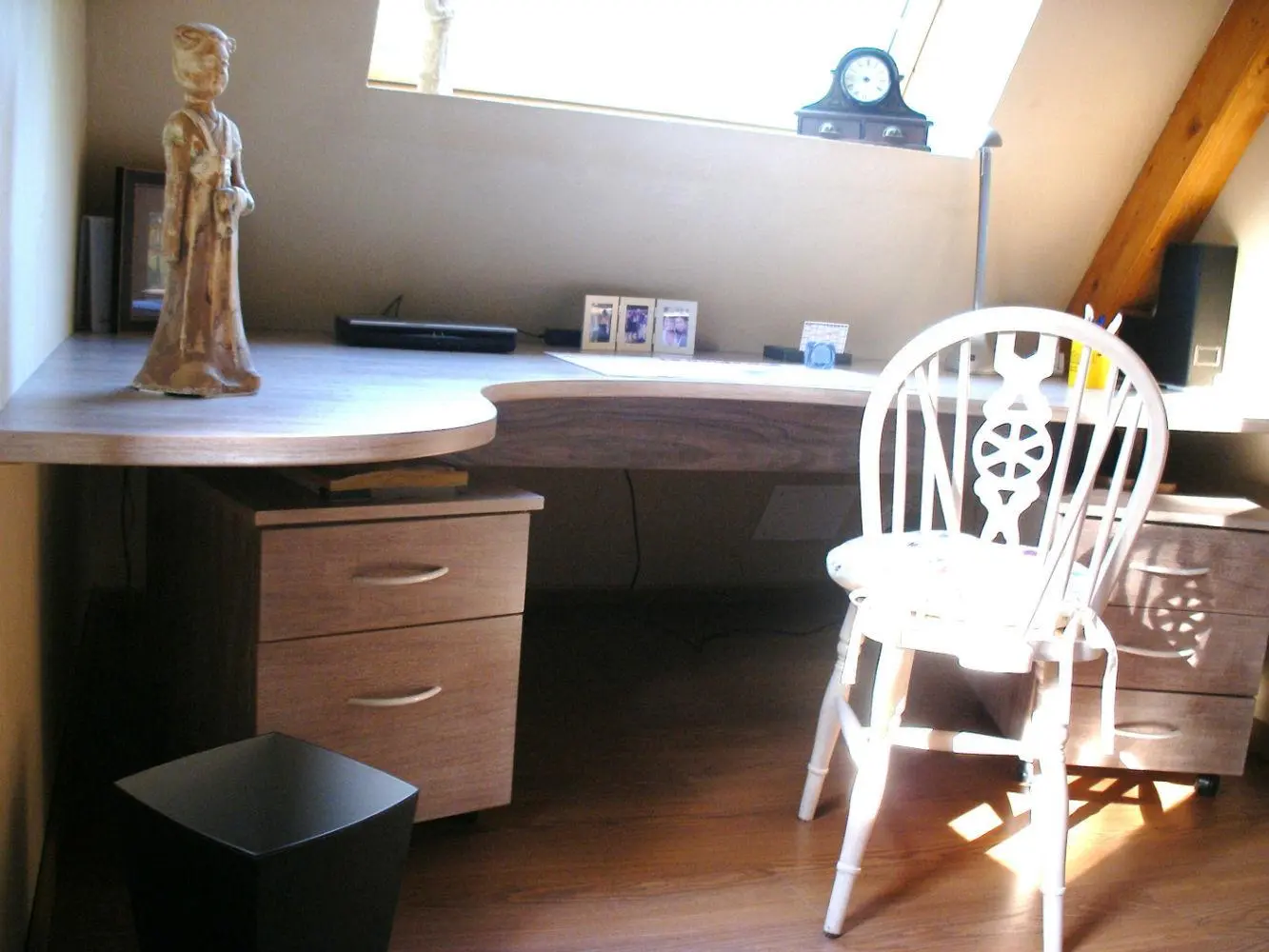 Bureau galbé en bois avec dessertes à tiroirs amovibles, réalisé par Ébénisterie Sornay Cédric, artisan menuisier et ébéniste à Sens dans l’Yonne