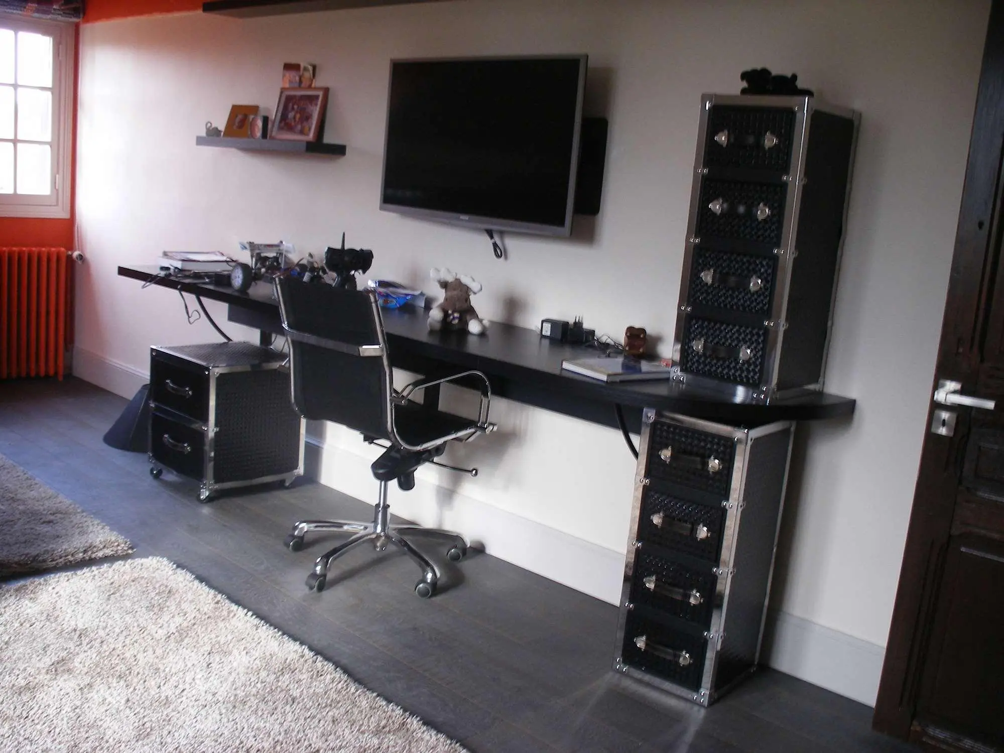 Bureau sur mesure avec plateau bois noir et caissons métalliques, réalisé par Ébénisterie Sornay Cédric, artisan menuisier et ébéniste à Sens dans l’Yonne