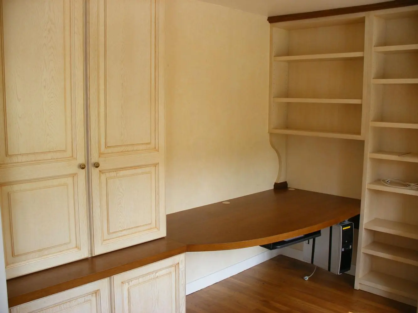 Bureau sur mesure avec rangements intégrés, réalisé par Ébénisterie Sornay Cédric, artisan agenceur et menuisier à Sens dans l’Yonne