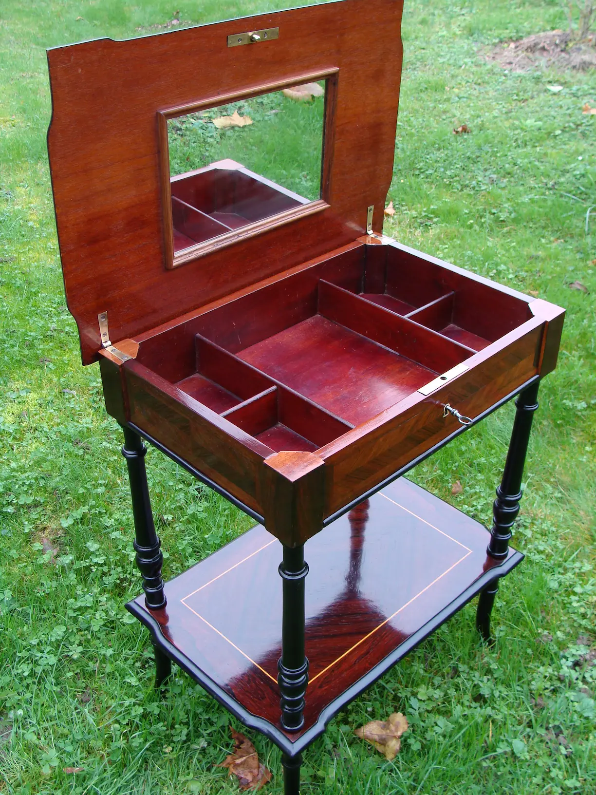 Coiffeuse de style Napoléon III ouverte avec miroir et compartiments, restaurée par Ébénisterie Sornay Cédric, ébéniste à Sens dans l’Yonne
