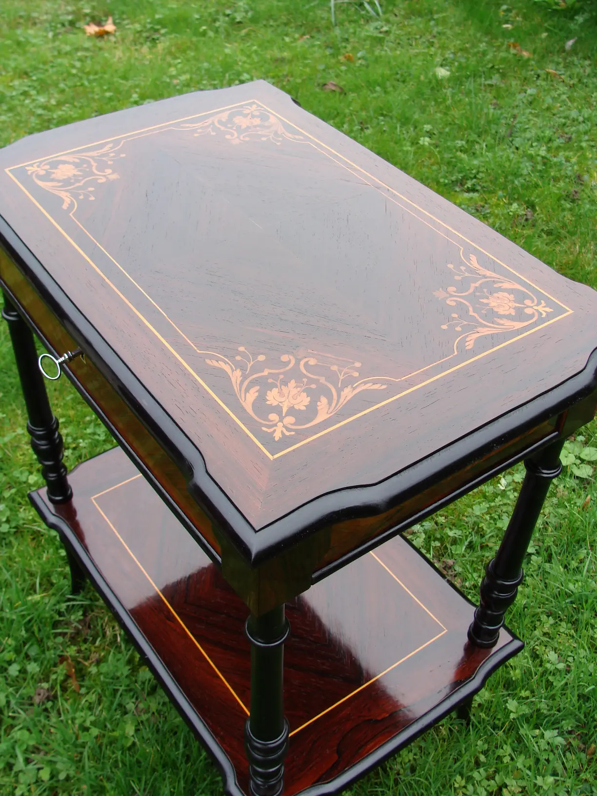 Coiffeuse en bois massif de style Napoléon III avec miroir et tiroirs, restaurée par Ébénisterie Sornay Cédric, artisan ébéniste à Sens dans l’Yonne