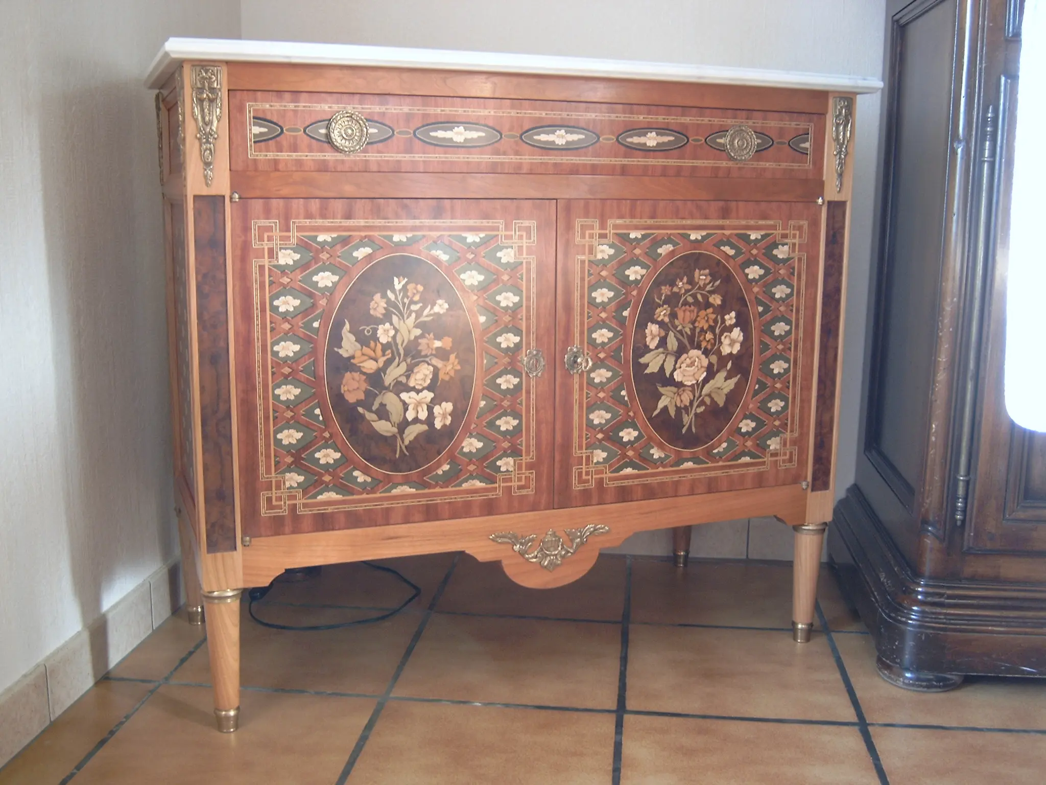 Commode marquetée de style Louis XVI en bois précieux, réalisée par Ébénisterie Sornay Cédric, artisan ébéniste à Sens dans l’Yonne
