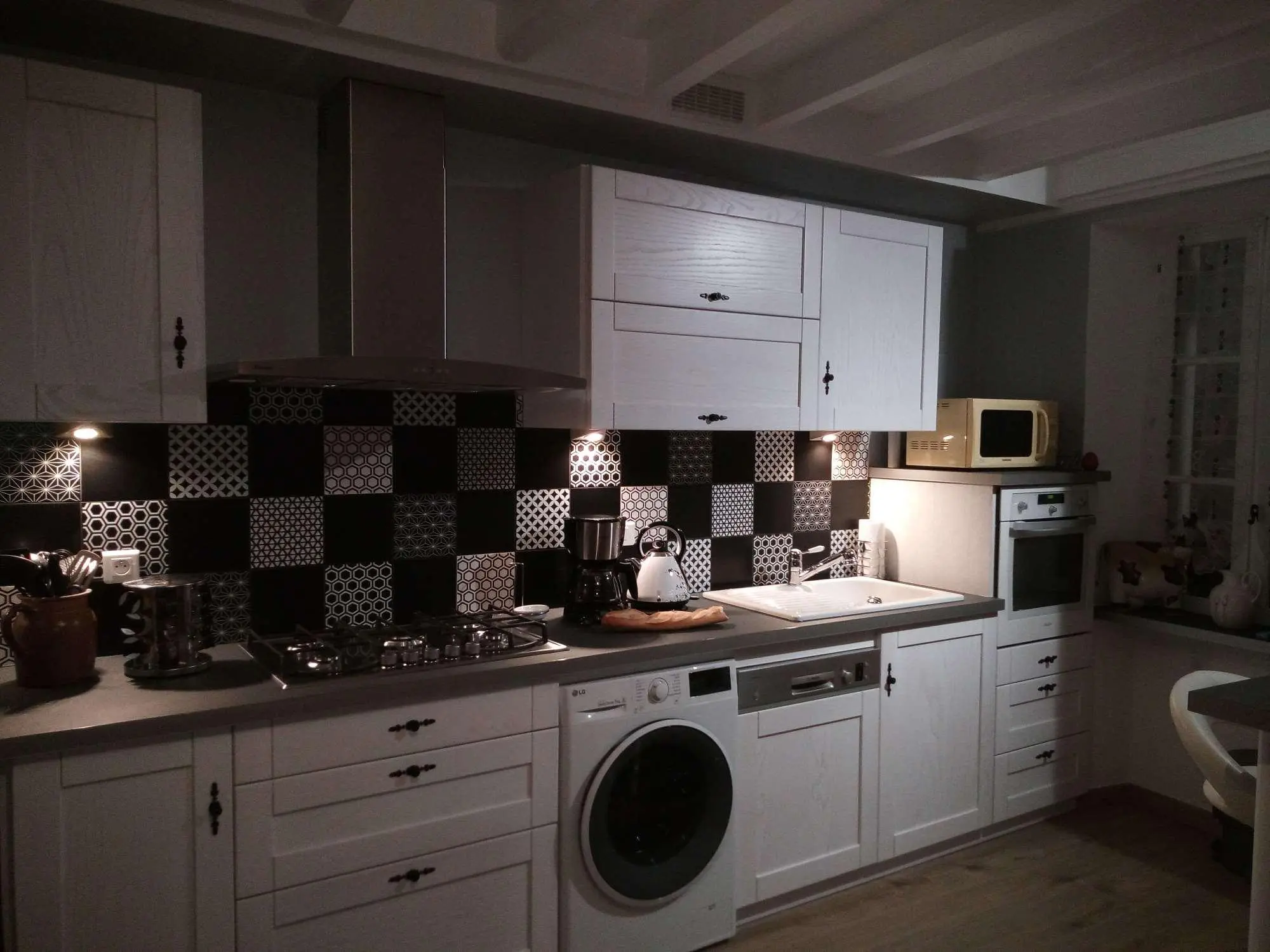 Cuisine aménagée en frêne laqué blanc réalisée par Ébénisterie Sornay Cédric, artisan agenceur à Sens dans l’Yonne