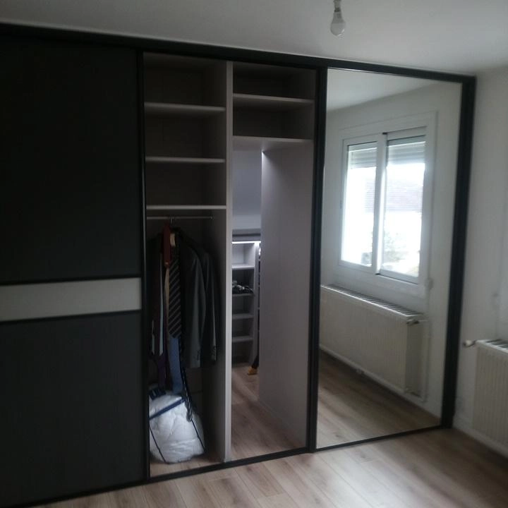 Dressing sur mesure avec portes coulissantes et passage dissimulé réalisé par Ébénisterie Sornay Cédric, artisan agenceur à Sens dans l’Yonne