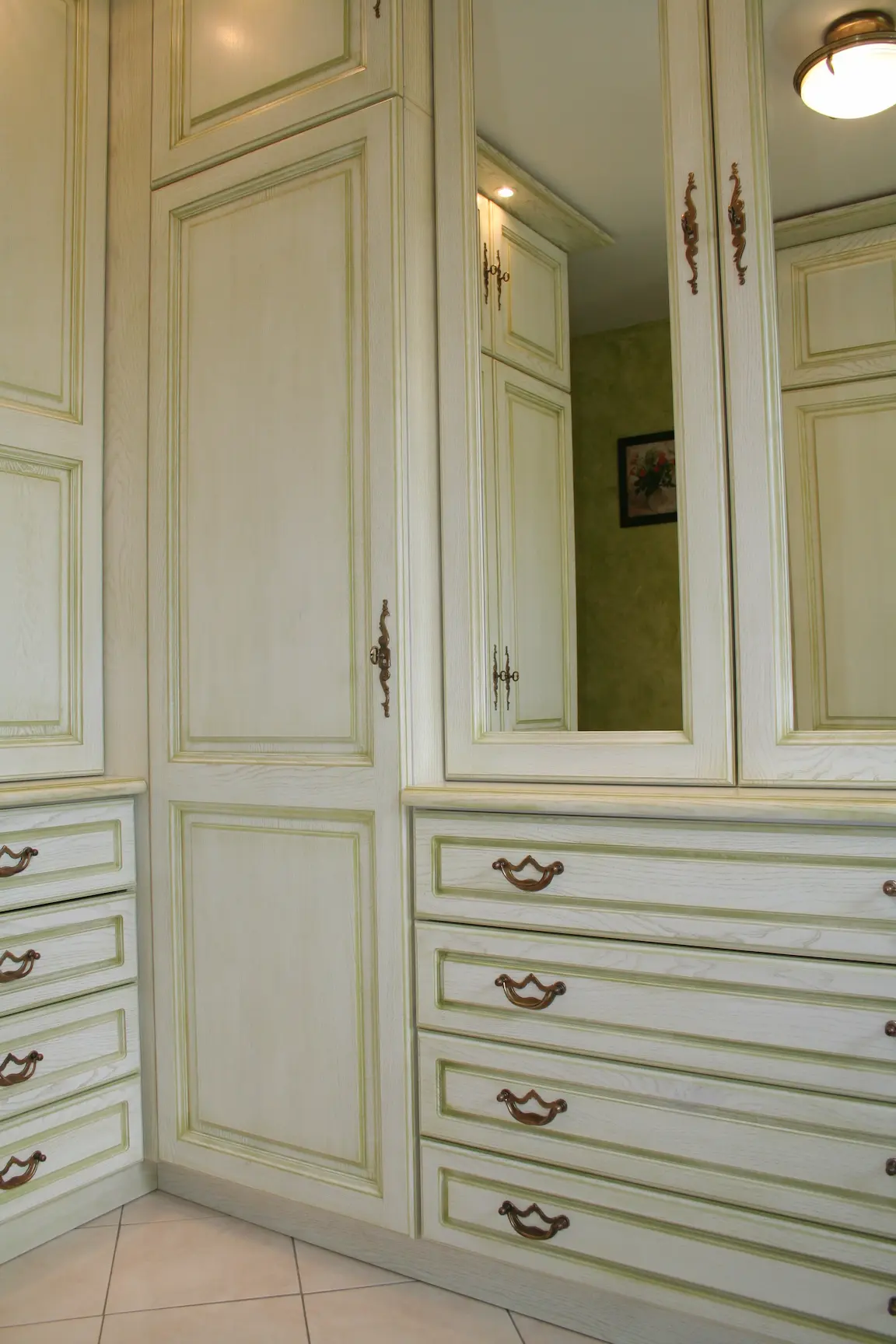 Dressing sur mesure en frêne massif laqué et patiné vert, réalisé par Ébénisterie Sornay Cédric, agenceur menuisier à Sens (Yonne)