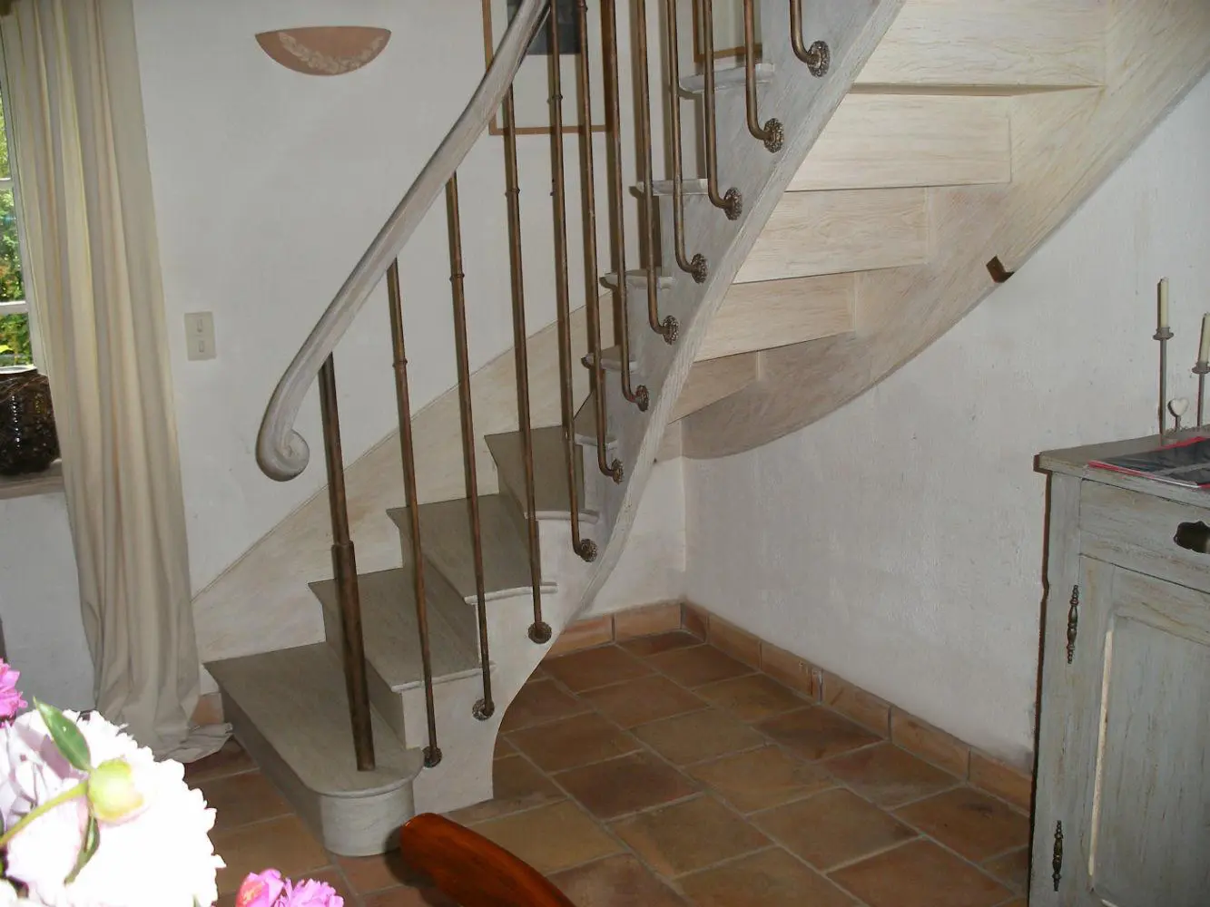 Escalier débillardé sur mesure avec limon cintré et rampe à l’anglaise réalisé par Ébénisterie Sornay Cédric, artisan menuisier à Sens dans l’Yonne