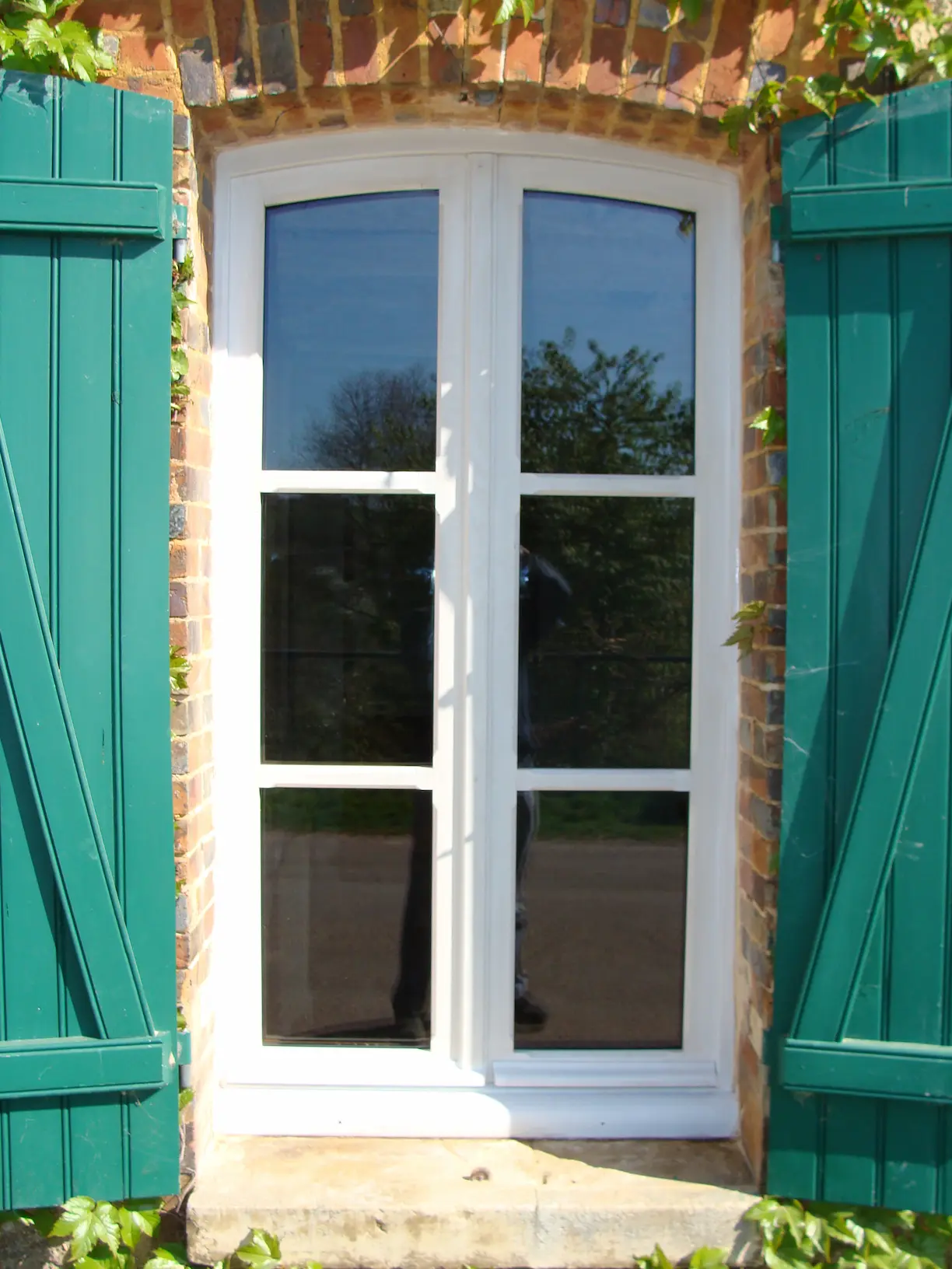 Fenêtre à l’ancienne en bois peint avec double vitrage, fabriquée par Ébénisterie Sornay Cédric, artisan menuisier à Sens dans l’Yonne