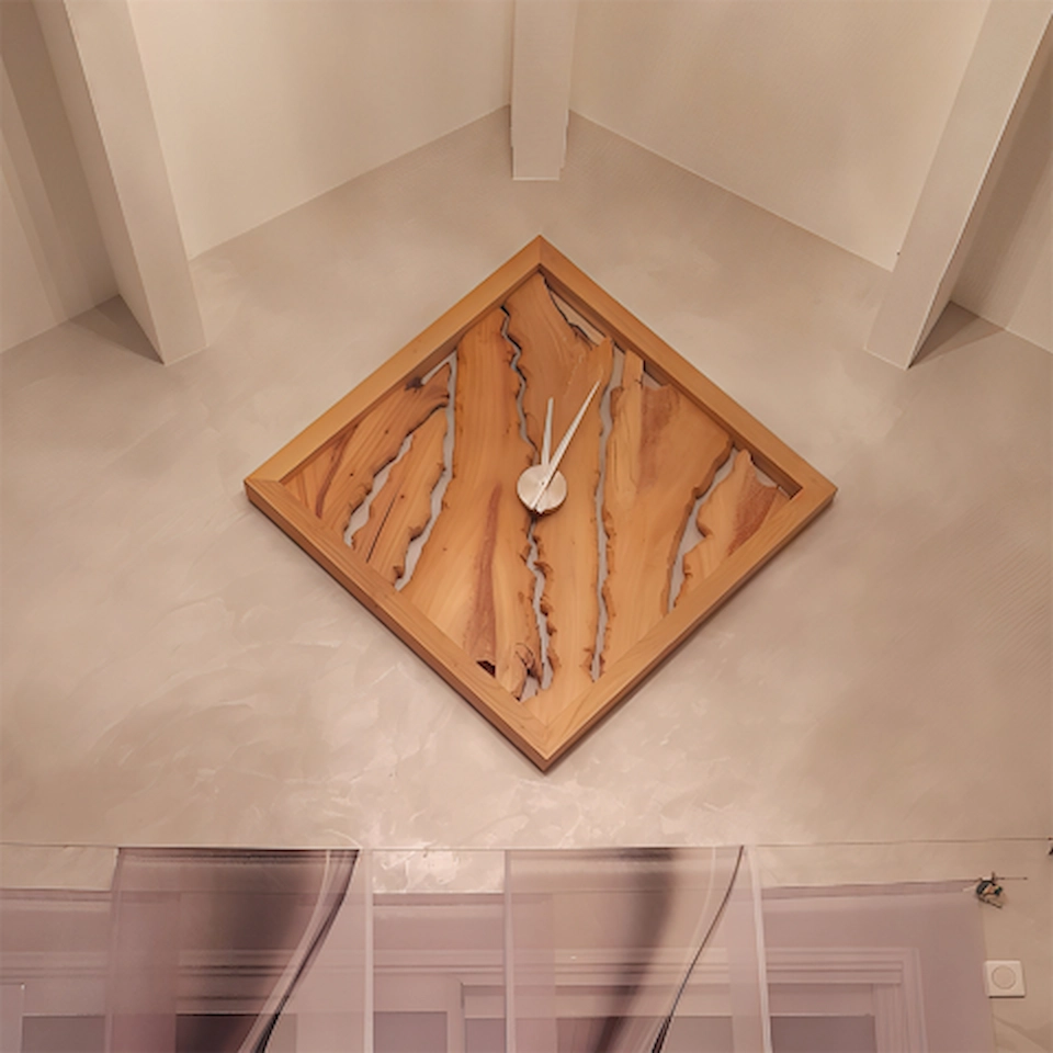 Horloge murale design en bois massif réalisée par Ébénisterie Sornay Cédric, artisan ébéniste à Sens dans l’Yonne
