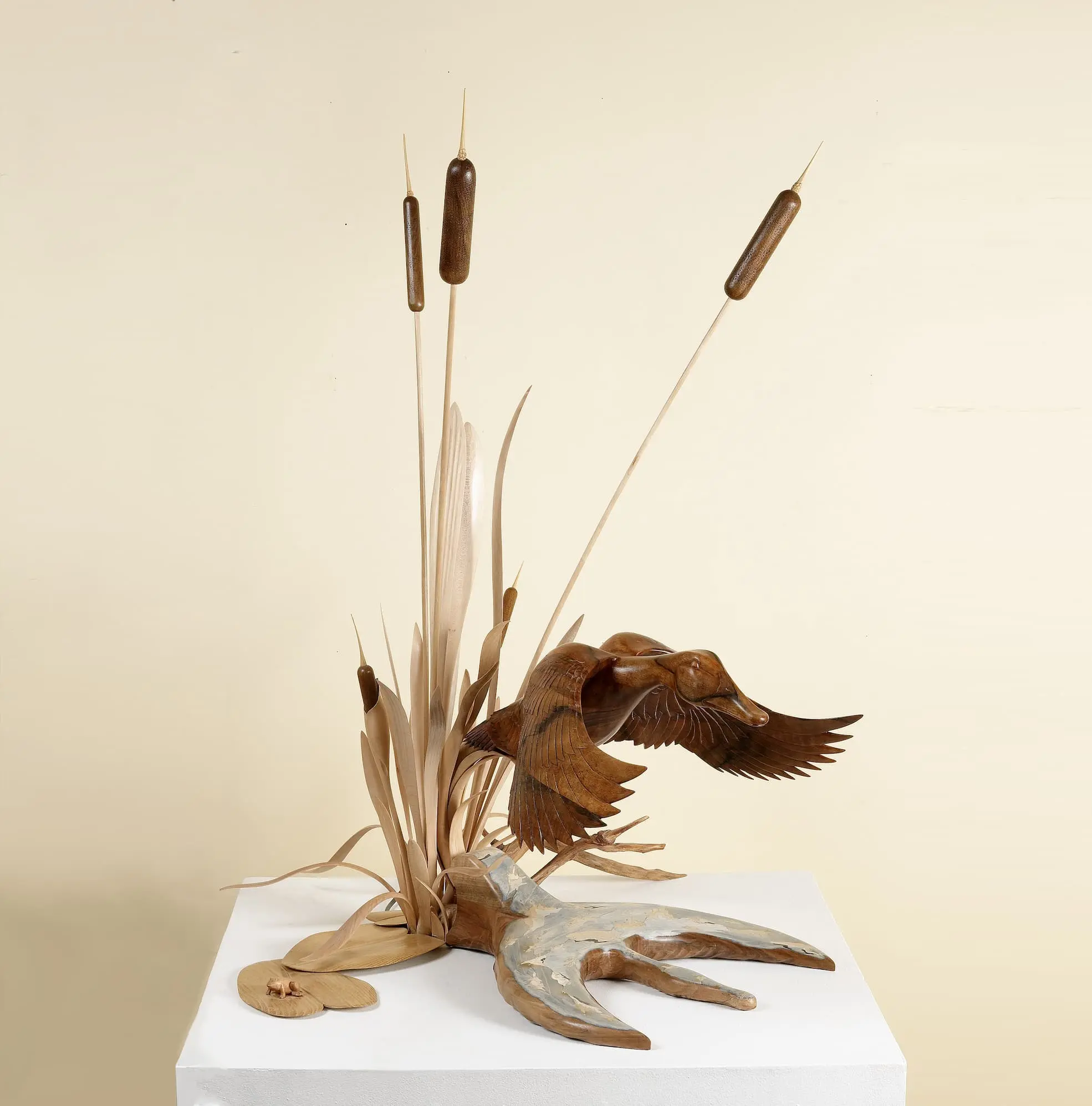 Lampe décorative en bois sculpté représentant un canard en vol, création artisanale réalisée par un ébéniste à Sens dans l’Yonne