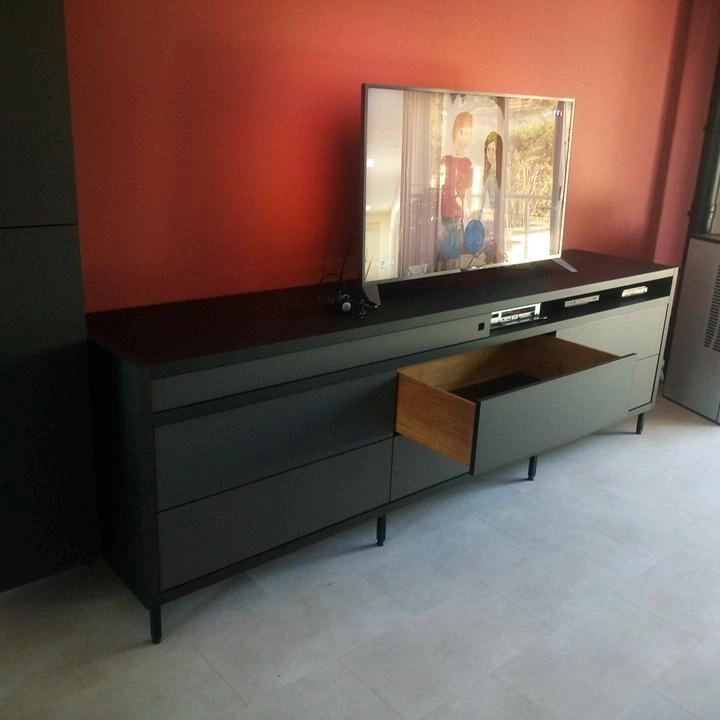 Meuble TV contemporain en bois sur mesure avec façades sans poignées, réalisé par Ébénisterie Sornay Cédric, artisan agenceur à Sens dans l’Yonne