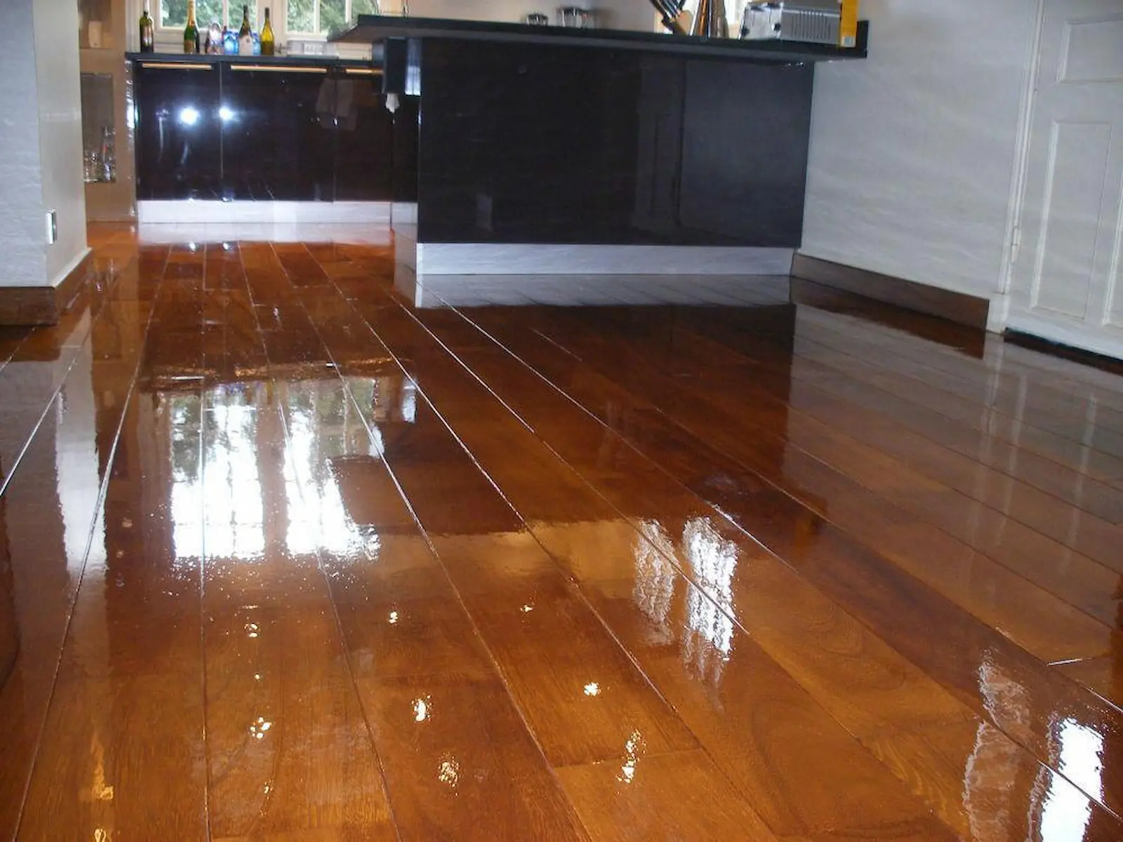 Parquet vitrifié en sipo massif bois exotique avec finition brillante, réalisé par Ébénisterie Sornay Cédric, menuisier à Sens dans l’Yonne