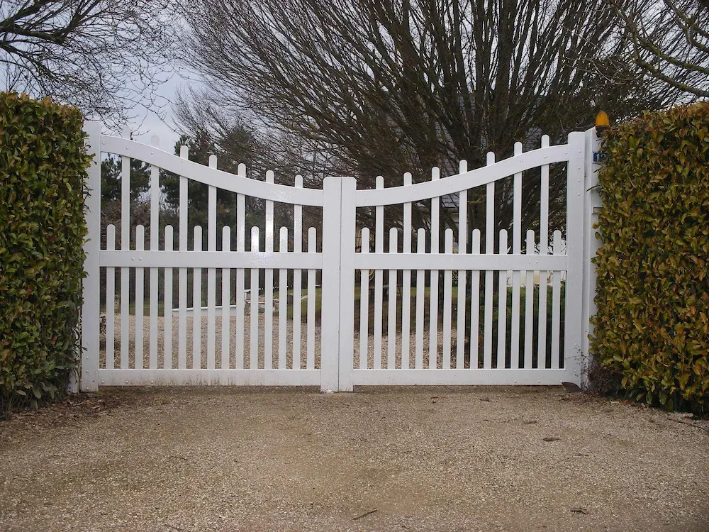 Portail en bois sur mesure peint en blanc, réalisé par Ébénisterie Sornay Cédric, artisan menuisier à Sens dans l’Yonne