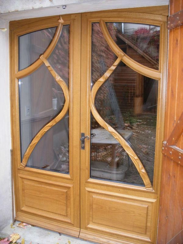 Porte d’entrée en chêne massif avec vitrage décoratif sculpté, réalisée par Ébénisterie Sornay Cédric, artisan menuisier et ébéniste à Sens dans l’Yonne