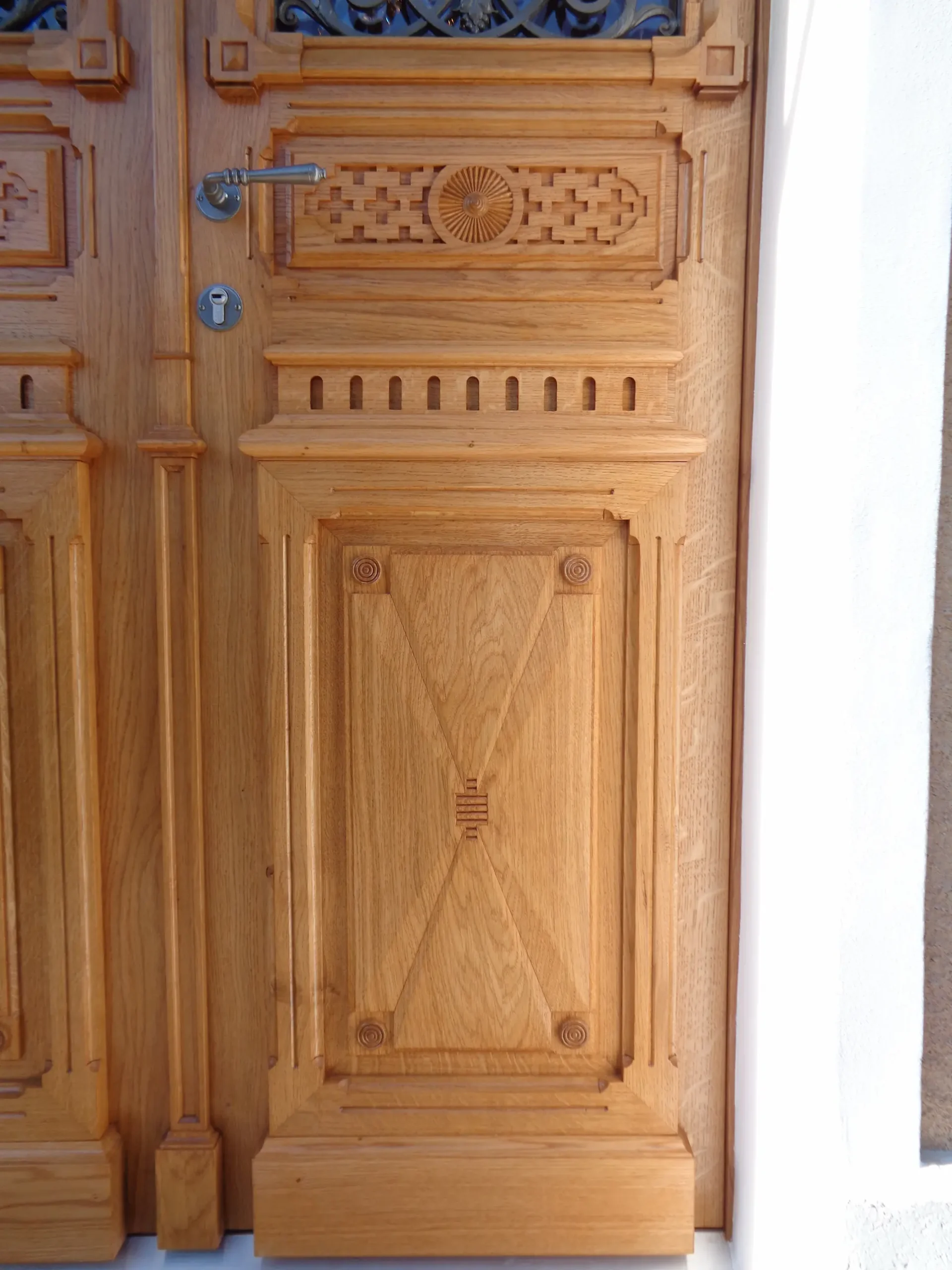 Porte d’entrée en chêne massif refaite à l’identique avec moulures et motifs sculptés, réalisée par Ébénisterie Sornay Cédric à Sens dans l’Yonne