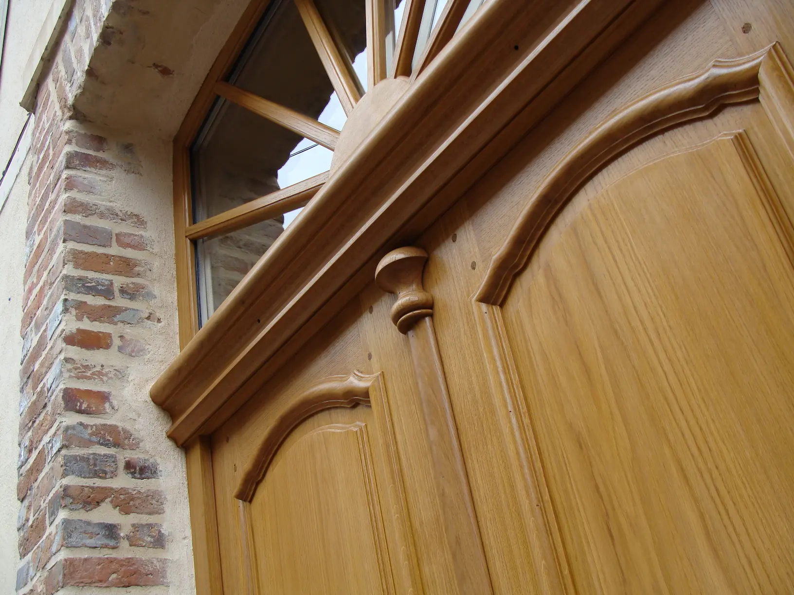 Porte d’entrée sur mesure en bois massif avec imposte vitrée, réalisée par Ébénisterie Sornay Cédric, menuisier à Sens dans l’Yonne