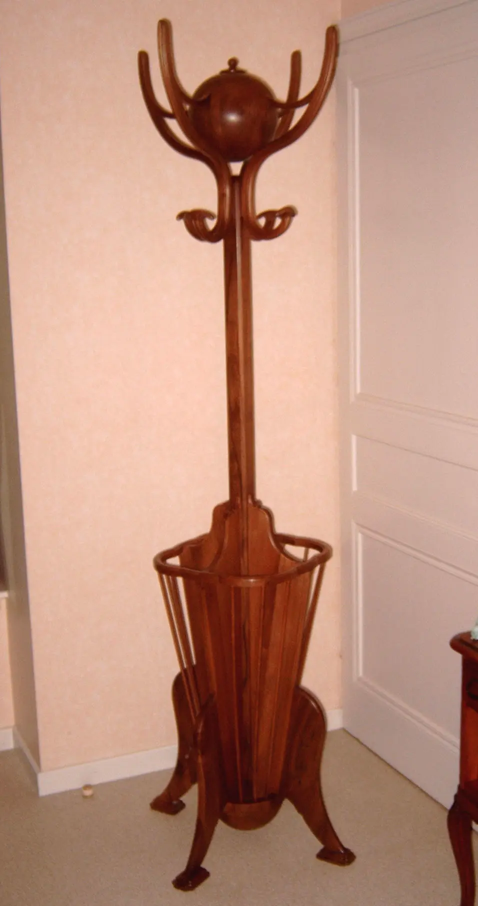 Porte-manteau perroquet en bois massif de style classique, réalisé par Ébénisterie Sornay Cédric, artisan ébéniste à Sens dans l’Yonne