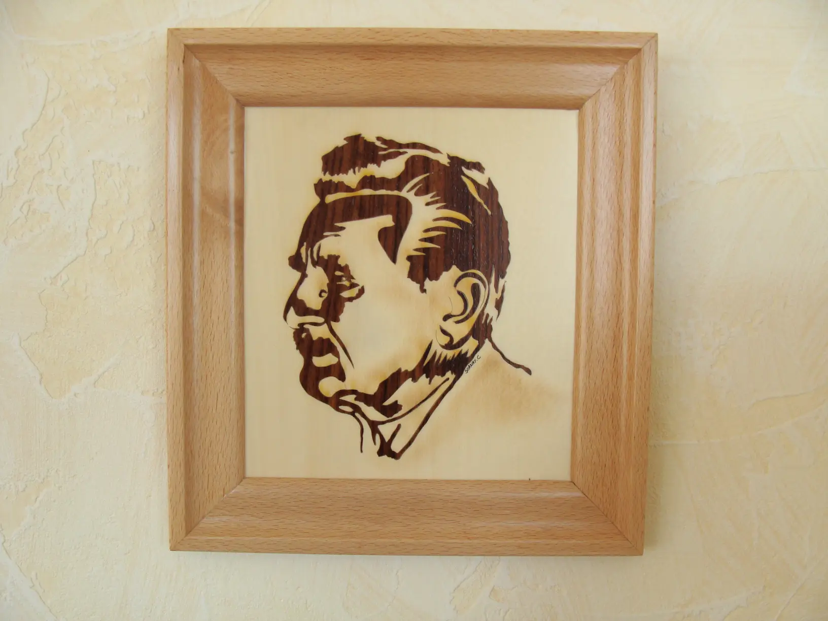 Portrait en marqueterie bois réalisé par Ébénisterie Sornay Cédric, artisan ébéniste à Sens dans l’Yonne