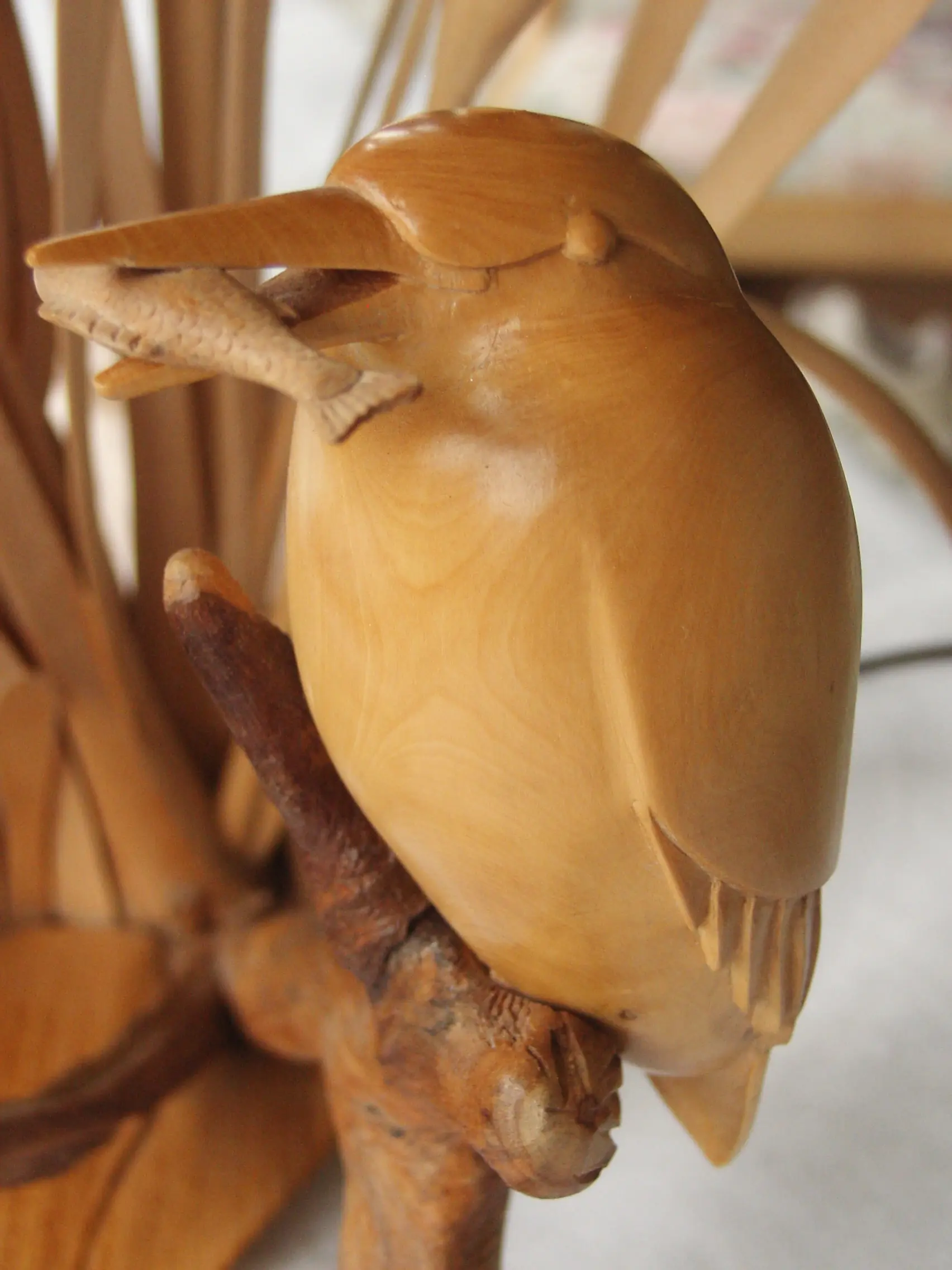 Sculpture en bois représentant un martin-pêcheur avec un poisson, réalisée par Ébénisterie Sornay Cédric, artisan ébéniste à Sens dans l’Yonne
