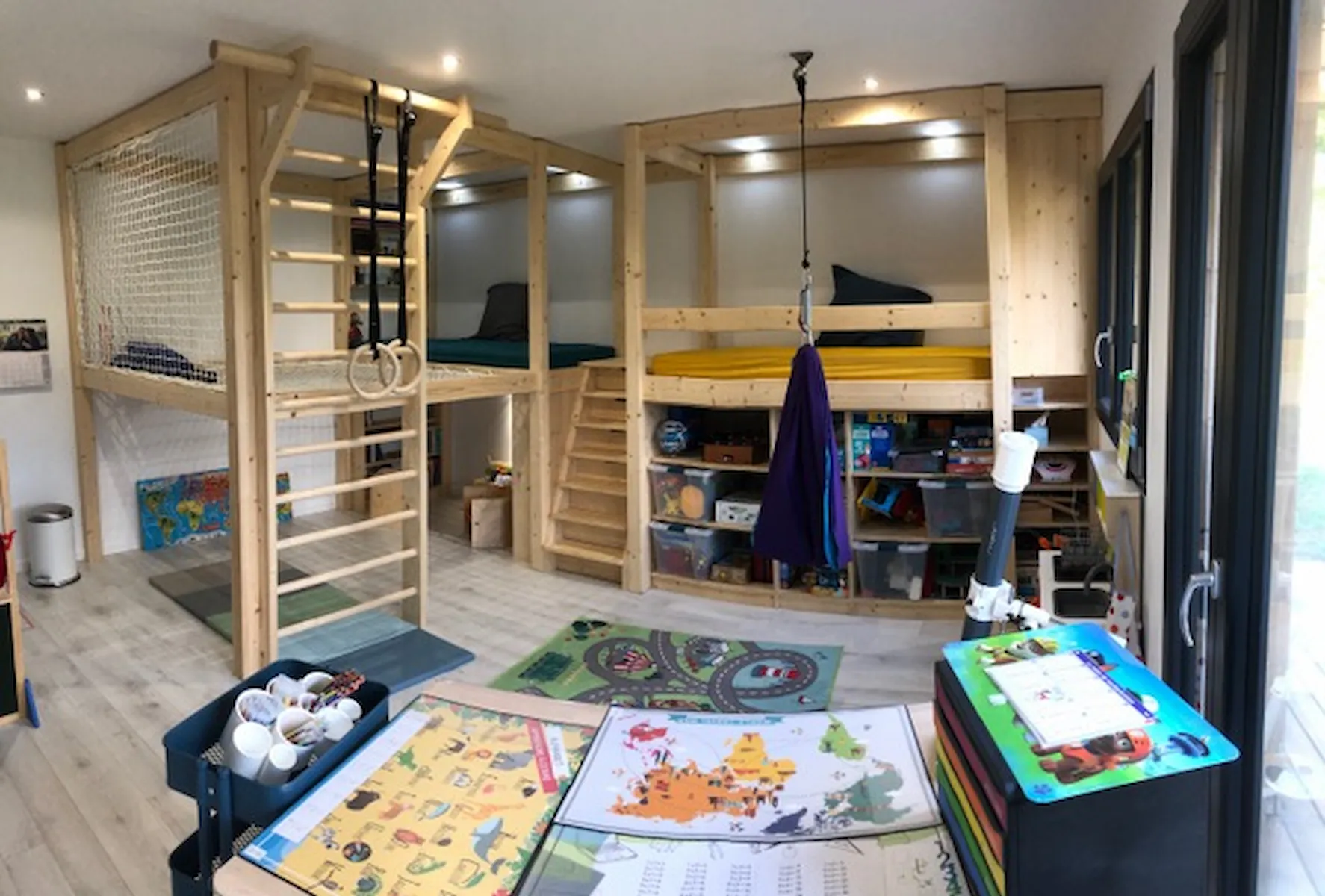 Structure en bois sur mesure avec lit mezzanine et espace de jeux, réalisée par Ébénisterie Sornay Cédric, agenceur menuisier à Sens dans l’Yonne